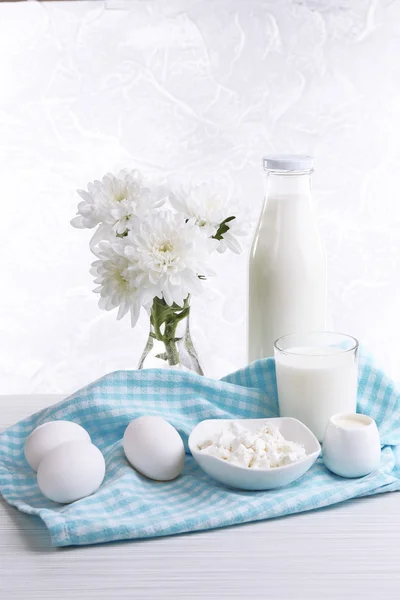 Смачні Молочні продукти на дерев'яному столі — стокове фото