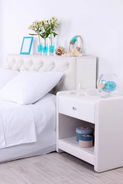 Комфортне м'яке ліжко в кімнаті — стокове фото