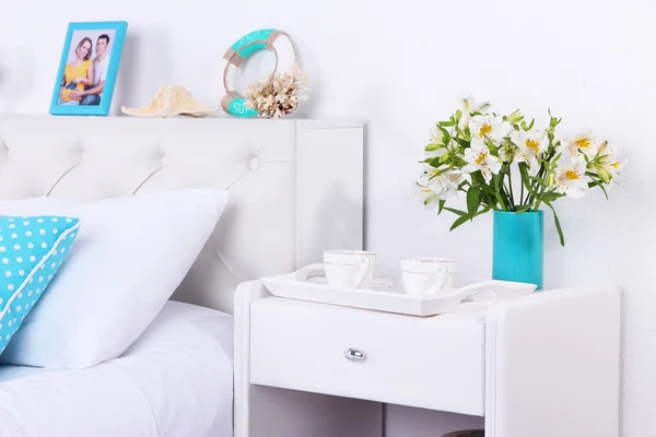 Comfortabel zacht bed in kamer — Stockfoto