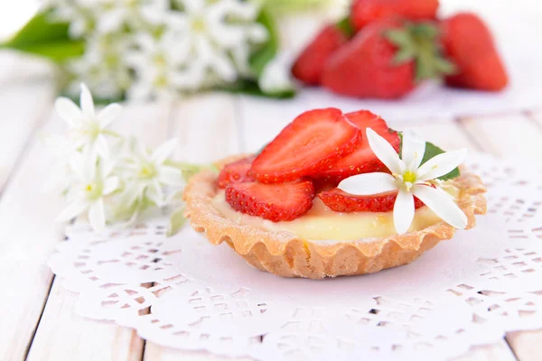 Leckeres Törtchen mit Erdbeeren auf dem Tisch aus nächster Nähe — Stockfoto