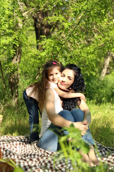 Ευτυχισμένη μαμά και κόρη. πικνίκ στο πάρκο πράσινο — Φωτογραφία Αρχείου