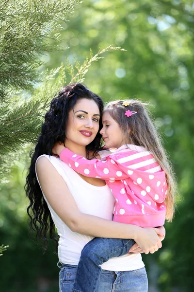 Happy mom and daughter. Walk in the green park — Stock Photo, Image