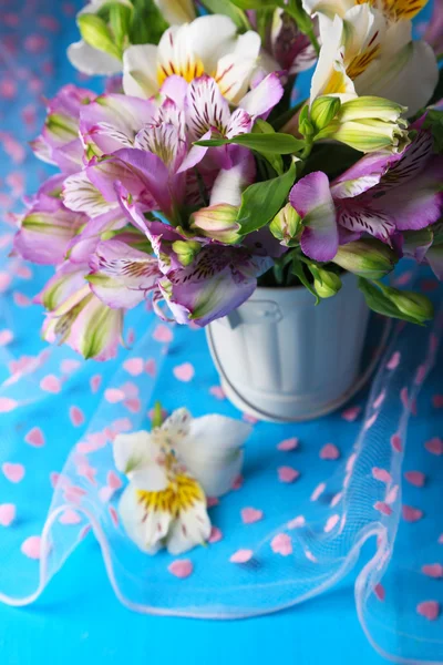 Bouquet di fresie in secchio sul tavolo primo piano — Foto Stock