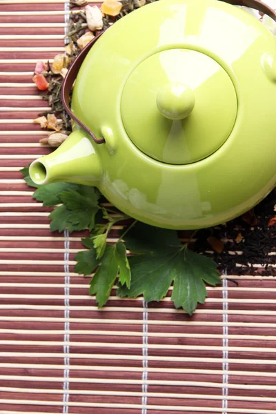 Infusión de té floral natural de hierbas con flores secas e ingredientes de hierbas, sobre fondo de estera de bambú — Foto de Stock