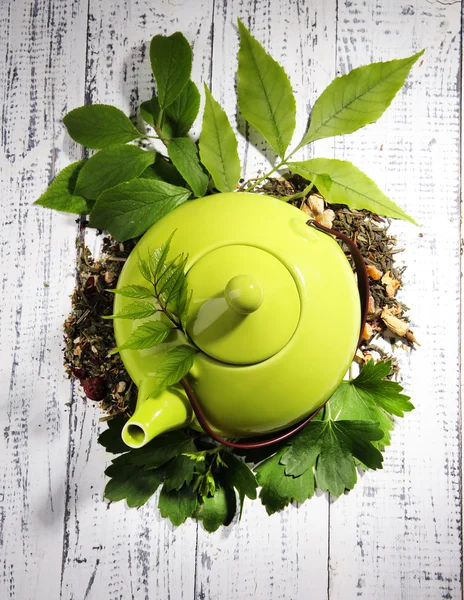Thé naturel à base de plantes avec des fleurs sèches et des ingrédients d'herbes, sur fond de bois de couleur — Photo