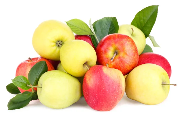 Rijpe zoete appels met bladeren, geïsoleerd op wit — Stockfoto