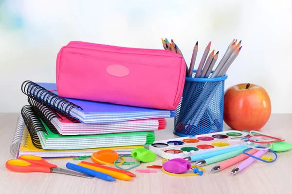 Heldere school levert op tafel op lichte achtergrond — Stockfoto