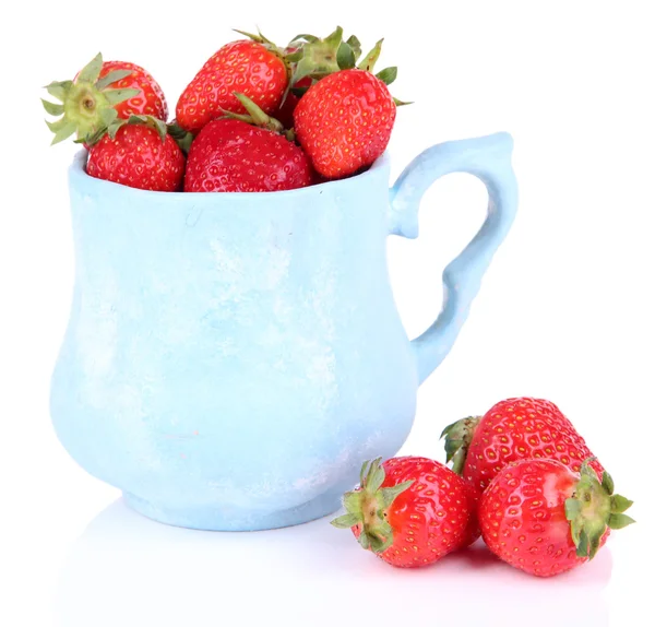 Fresas dulces maduras en taza de color aislada en blanco —  Fotos de Stock