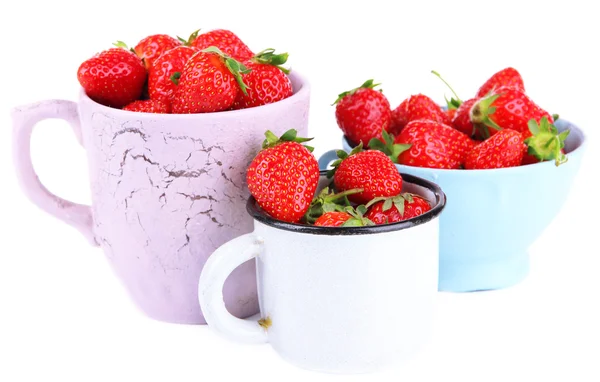 Olgun tatlı çilek rengi kupalar üzerinde beyaz izole içinde