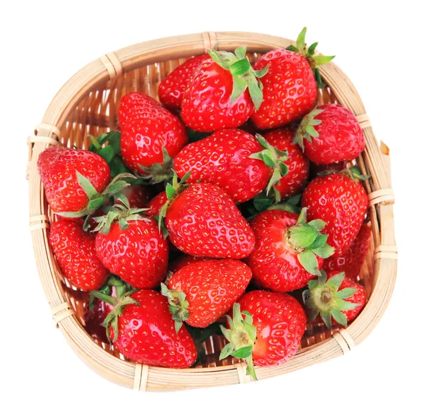成熟的甜草莓在柳条篮子里，白色衬底上分离 — 图库照片