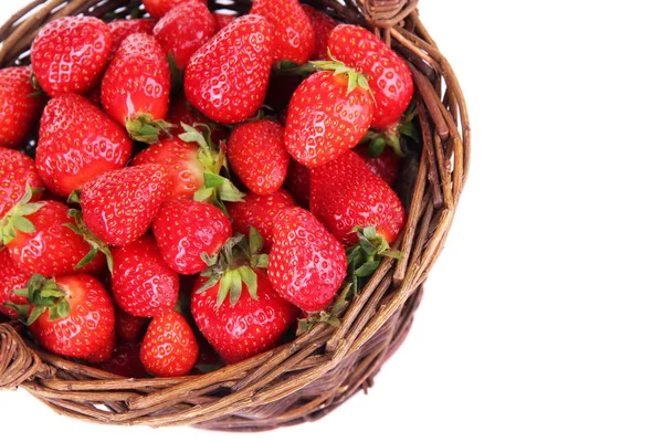 Rijpe zoete aardbeien in rieten mand, geïsoleerd op wit — Stockfoto