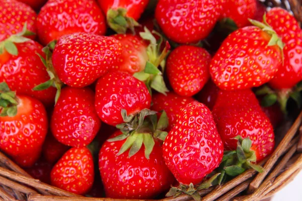 成熟的甜草莓在柳条篮子里，特写 — 图库照片