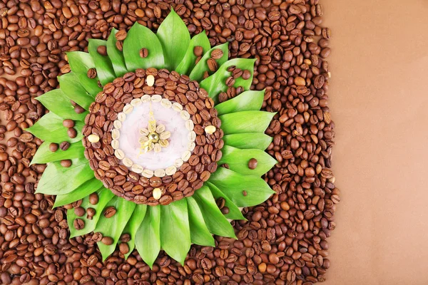 Jam indah dari biji kopi, pada latar belakang coklat — Stok Foto