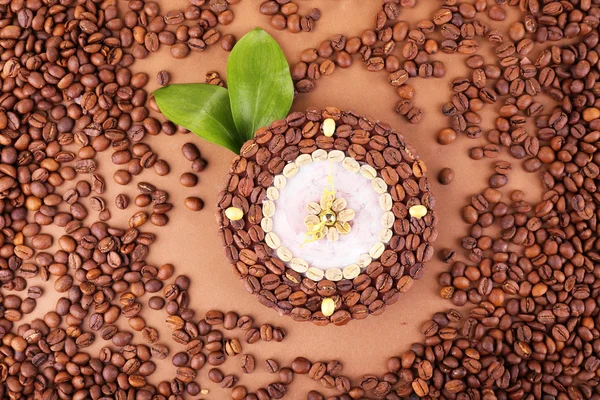 Piękny zegar ziaren kawy, na brązowym tle — Zdjęcie stockowe