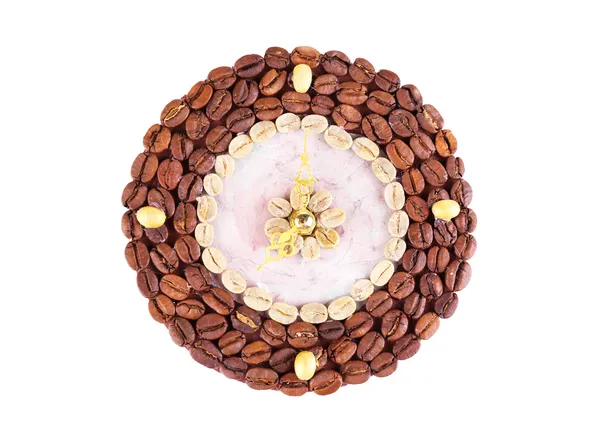Schöne Uhr mit Kaffeebohnen, isoliert auf weiß — Stockfoto