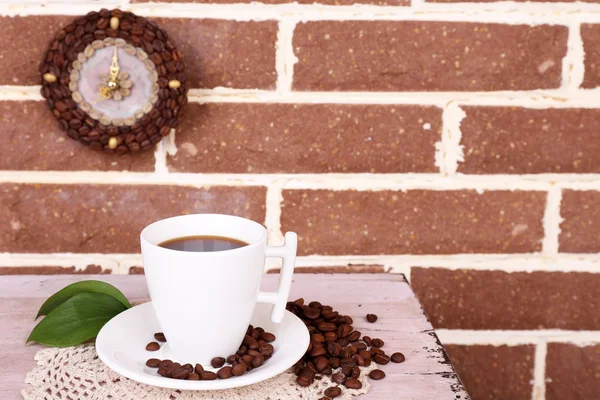 静物杯咖啡和时钟，在砖上的墙背景 — 图库照片