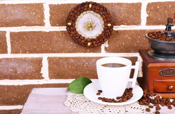 Zátiší šálek kávy a hodiny na cihlovou zeď pozadí — Stock fotografie