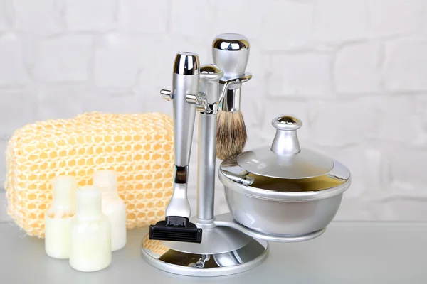 Male luxury shaving kit on shelf in bathroom — Stock Photo, Image