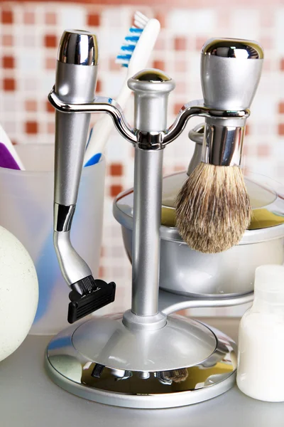 Male luxury shaving kit on shelf in bathroom — Stock Photo, Image