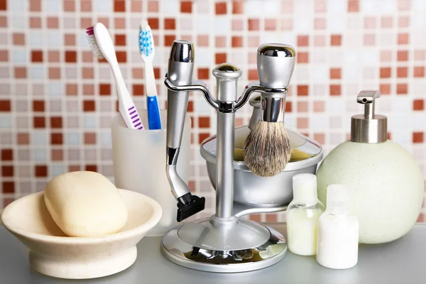 Male luxury shaving kit on shelf in bathroom — Stock Photo, Image