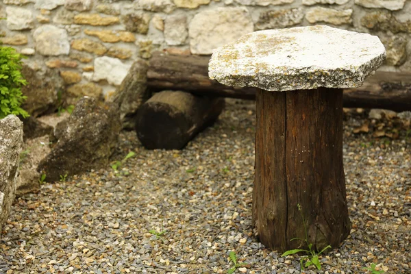 Пустая деревянная скамейка — стоковое фото