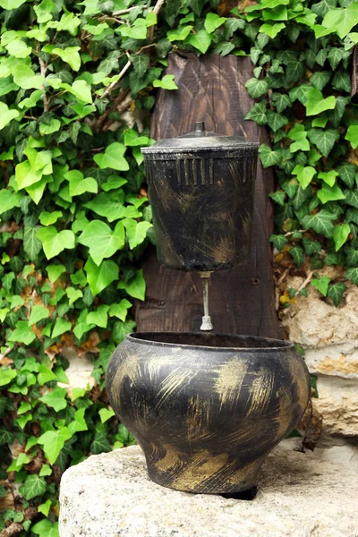 Oude retro ketel in tuin — Stockfoto