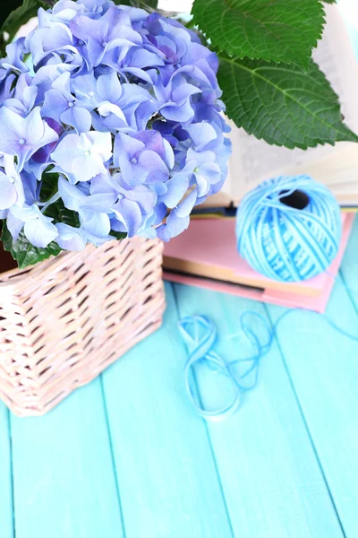 Hortensie mit Büchern und Fäden auf dem Tisch in Großaufnahme — Stockfoto