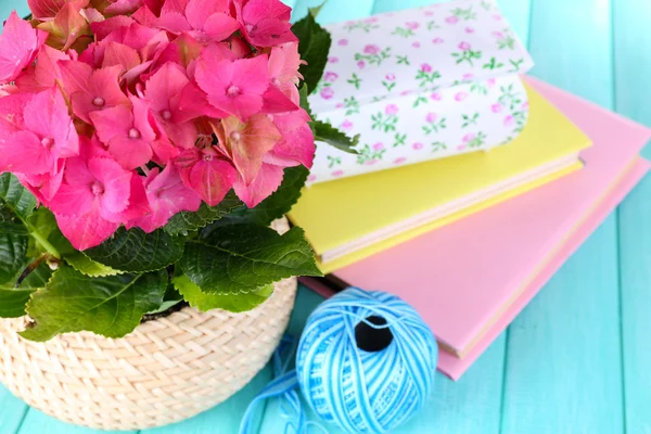 Hortensie mit Büchern und Fäden auf dem Tisch in Großaufnahme — Stockfoto