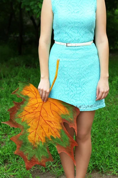 公園の装飾カエデの葉を保持している女の子 — ストック写真