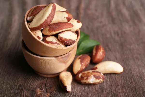 Sabrosas nueces brasileñas sobre fondo de madera — Foto de Stock