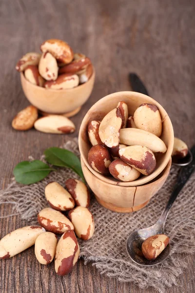 Sabrosas nueces brasileñas sobre fondo de madera — Foto de Stock