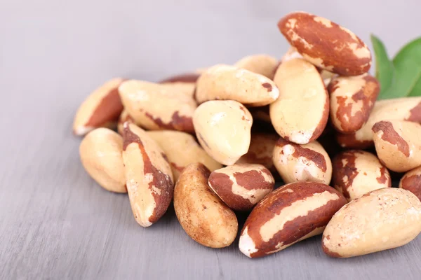 Sabrosas nueces brasileñas sobre fondo de madera — Foto de Stock