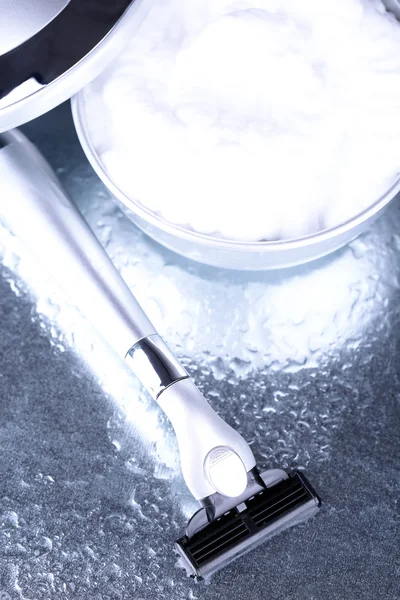 Аксесуари для гоління на сірому фоні — стокове фото