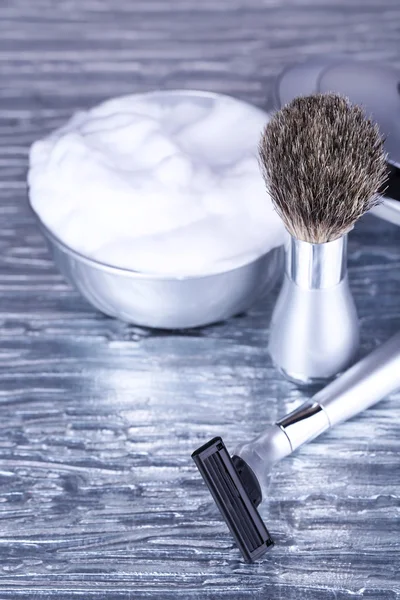 Аксессуары для бритья на сером фоне — стоковое фото