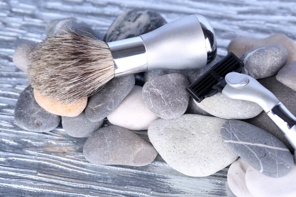 Accesorios de afeitado sobre piedras sobre fondo brillante —  Fotos de Stock