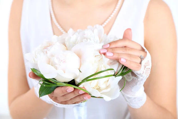 Noiva segurando buquê de casamento de peônias brancas, close-up — Fotografia de Stock