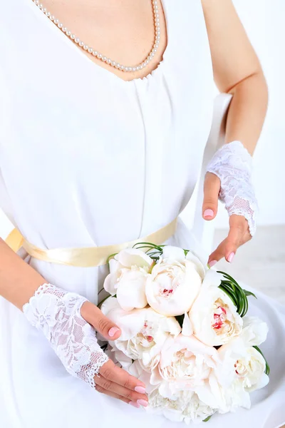 Mariée tenant un bouquet de mariage de pivoines blanches, gros plan — Photo