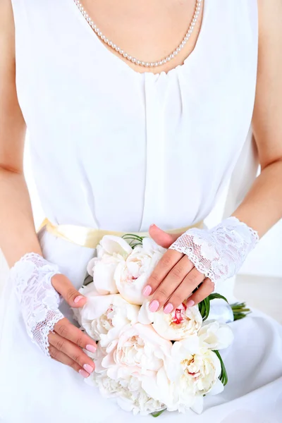 Gelin düğün buketi beyaz peonies tutarak yakın çekim — Stok fotoğraf