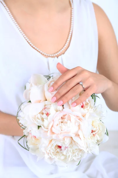 Bride holding wedding bouquet of white peonies, close-up — Stock Photo, Image