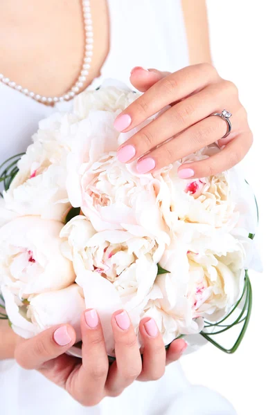 Mariée tenant un bouquet de mariage de pivoines blanches, gros plan — Photo