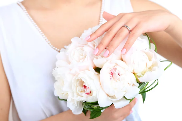 Noiva segurando buquê de casamento de peônias brancas, close-up — Fotografia de Stock