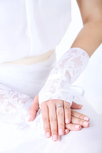 Handschoenen op handen van bruid, bruiloft close-up — Stockfoto