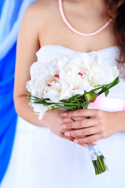 Gelin düğün buketi beyaz peonies tutarak yakın çekim, renkli arka plan üzerinde — Stok fotoğraf