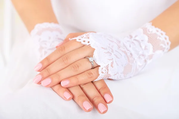 Handschoenen op handen van bruid, bruiloft close-up — Stockfoto