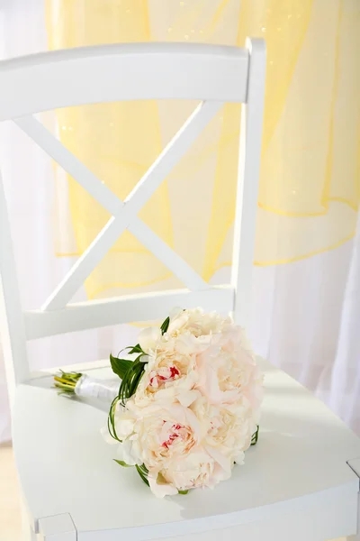 Schöner Hochzeitsstrauß auf Stuhl auf hellem Hintergrund — Stockfoto