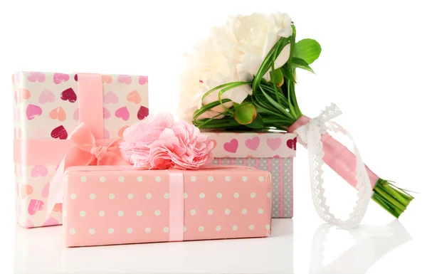 Bellissimo bouquet da sposa e scatole regalo isolate su bianco — Foto Stock