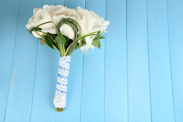 Hermoso ramo de boda sobre fondo de color — Foto de Stock