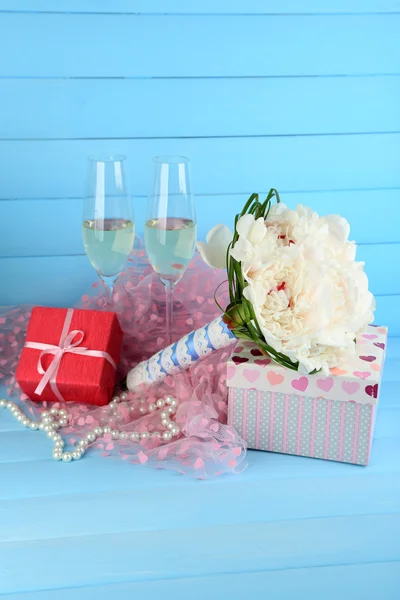 Güzel düğün buketi, hediye kutusu ve renkli arka plan üzerinde şarap bardakları — Stok fotoğraf