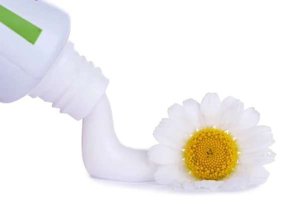 Dentifricio spremuto dal tubo, fiore di camomilla, primo piano, isolato su bianco — Foto Stock
