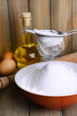 ahşap arka plan masaya kase içine Un Eleme